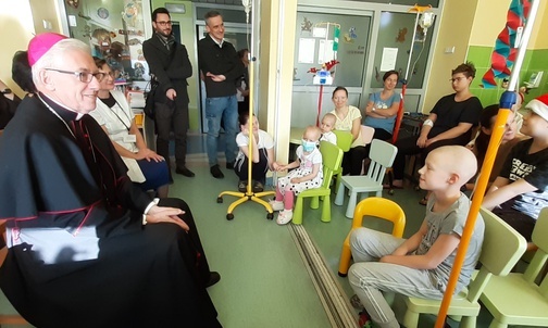 Katowice. Abp Wiktor Skworc z wizytą u dzieci w Górnośląskim Centrum Zdrowia Dziecka