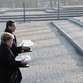 Kanclerz Angela Merkel i premier Mateusz Morawiecki złożyli znicze pod Pomnikiem Ofiar Obozu.