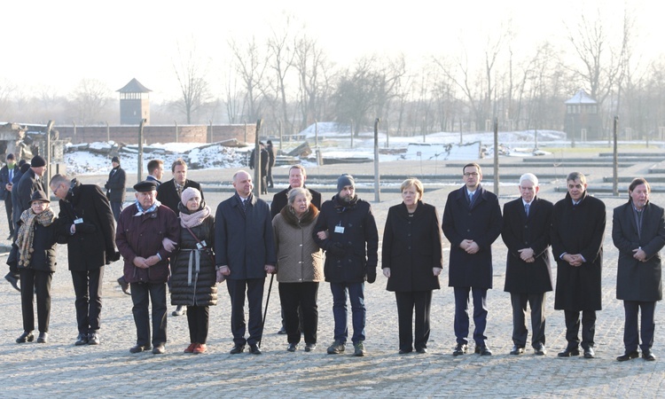 Kanclerz Angela Merkel z wizytą w byłym obozie Auschwitz-Birkenau 