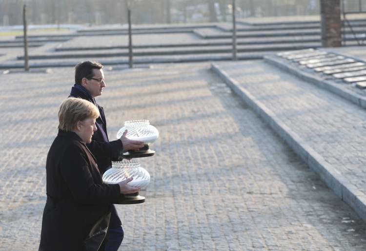 Kanclerz Angela Merkel z wizytą w byłym obozie Auschwitz-Birkenau 