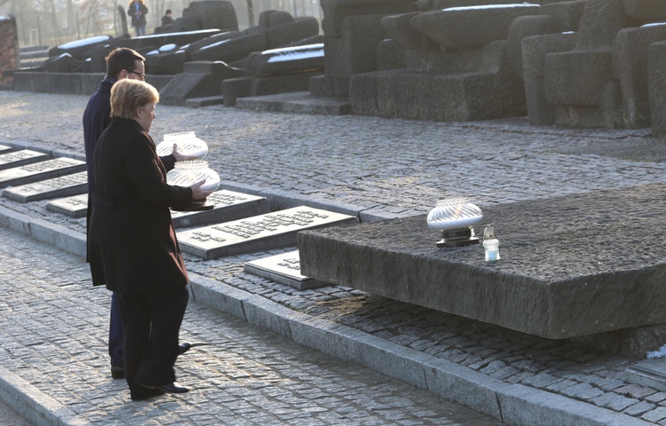 Kanclerz Angela Merkel z wizytą w byłym obozie Auschwitz-Birkenau 