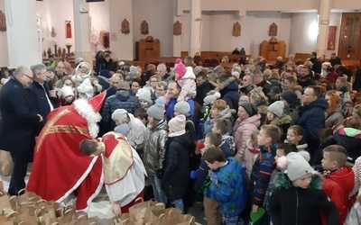 Tłumy dzieci chciały jak najszybciej otrzymać prezent od św. Mikołaja.