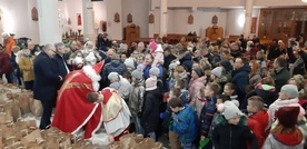 Tłumy dzieci chciały jak najszybciej otrzymać prezent od św. Mikołaja.