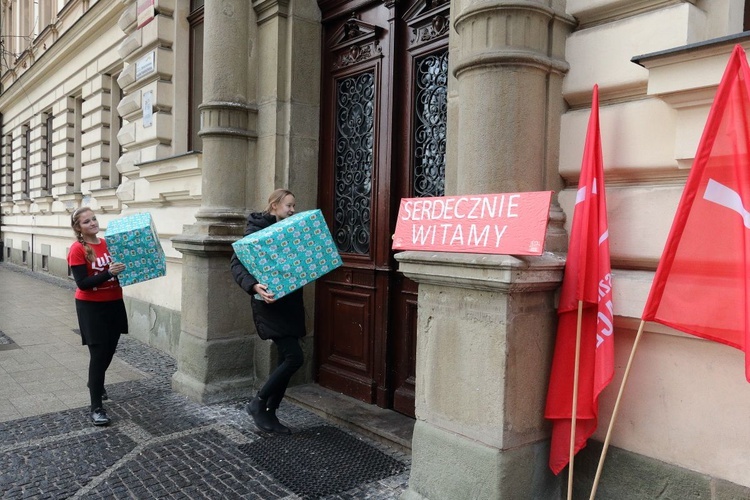 Praca w jednym z magazynów Szlachetnej Paczki