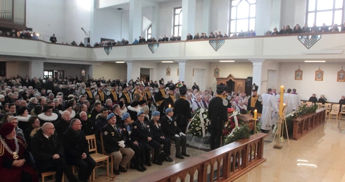 Tłumy żegnały swojego kapłana