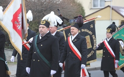 Na uroczystą modlitwę do św. Barbary górnicy przyszli z orkiestrą i sztandarami.