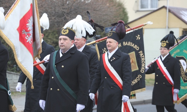 Na uroczystą modlitwę do św. Barbary górnicy przyszli z orkiestrą i sztandarami.