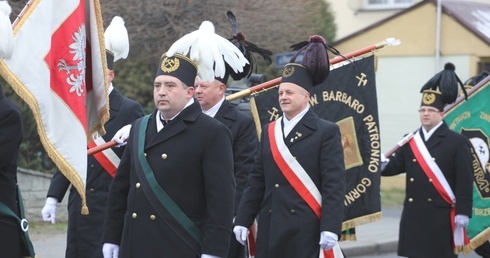 Na uroczystą modlitwę do św. Barbary górnicy przyszli z orkiestrą i sztandarami.