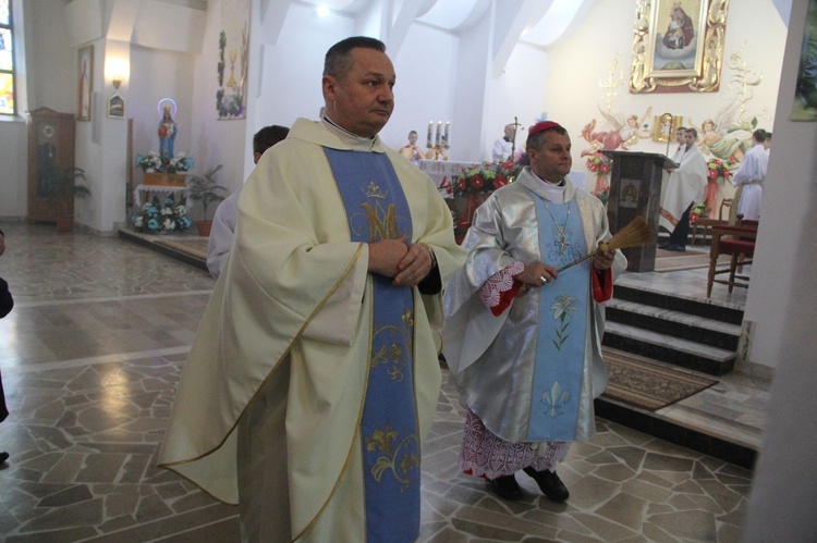 Rydzów. Poświęcenie odnowionego prezbietrium i witraży