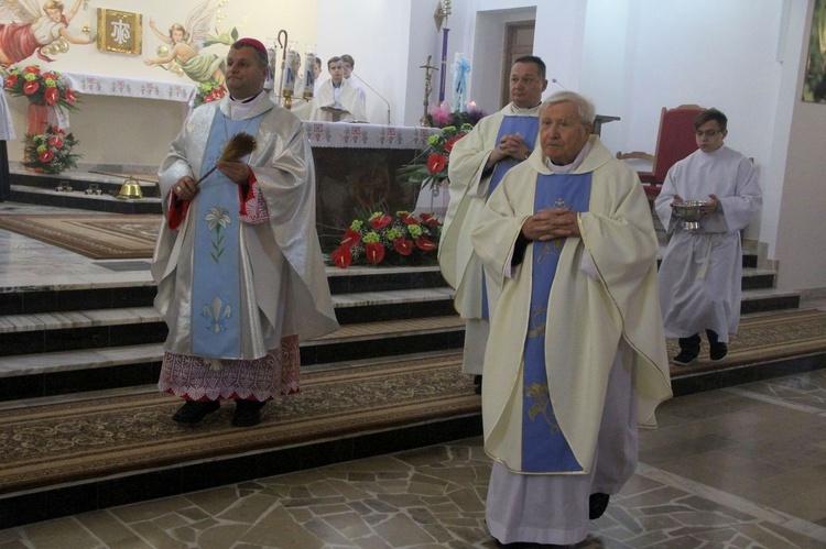 Rydzów. Poświęcenie odnowionego prezbietrium i witraży