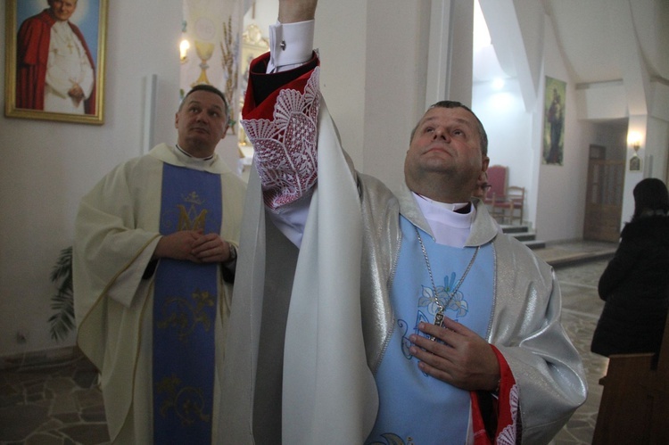 Rydzów. Poświęcenie odnowionego prezbietrium i witraży