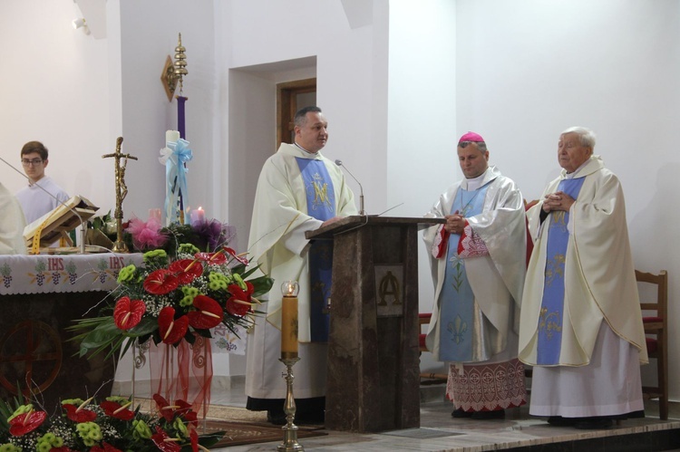 Rydzów. Poświęcenie odnowionego prezbietrium i witraży