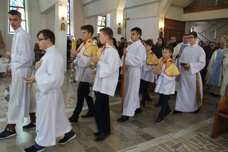 Rydzów. Poświęcenie odnowionego prezbietrium i witraży