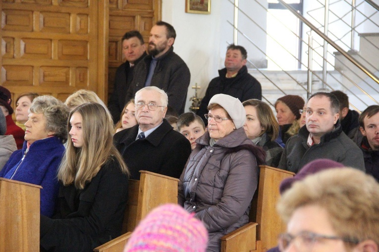Rydzów. Poświęcenie odnowionego prezbietrium i witraży