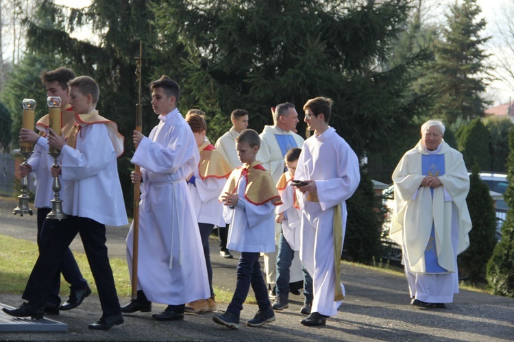 Rydzów. Poświęcenie odnowionego prezbietrium i witraży