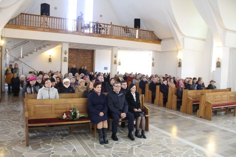 Rydzów. Poświęcenie odnowionego prezbietrium i witraży