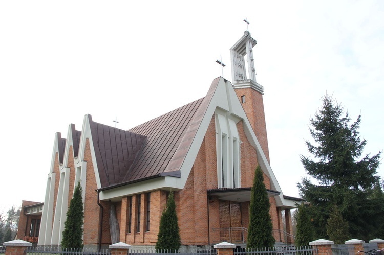 Rydzów. Poświęcenie odnowionego prezbietrium i witraży