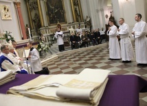 Podczas liturgii nastąpił obrzęd święceń.