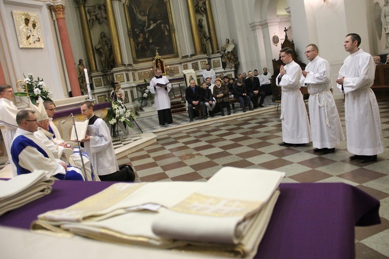 Podczas liturgii nastąpił obrzęd święceń.