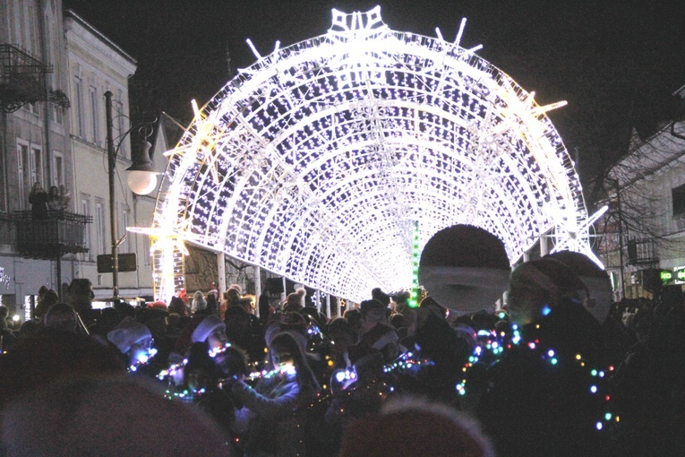 Świetlny tunel na radomskim deptaku cieszy nie tylko mieszkańców miasta.