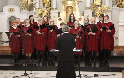 "Akatyst ku czci Matki Bożej" zaśpiewały same kobiety chóru parafialnego Adalbertus.