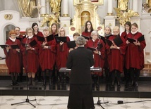 "Akatyst ku czci Matki Bożej" zaśpiewały same kobiety chóru parafialnego Adalbertus.