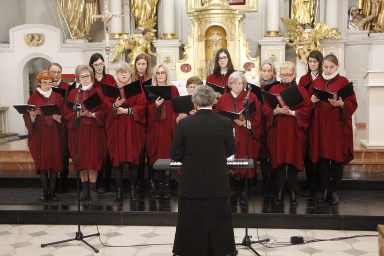 "Akatyst ku czci Matki Bożej" zaśpiewały same kobiety chóru parafialnego Adalbertus.