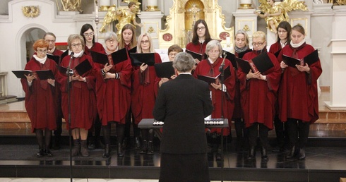"Akatyst ku czci Matki Bożej" zaśpiewały same kobiety chóru parafialnego Adalbertus.
