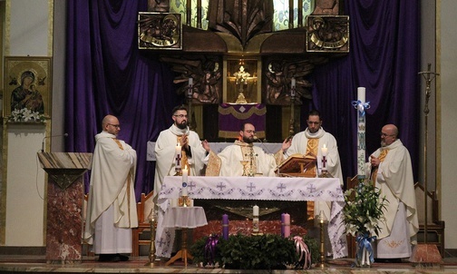 Oazowi duszpasterze z dekanatu Bielsko-Biała z moderatorem rejonowym ks. Jakubem Studzińskim podczas wspólnotowej Eucharystii.