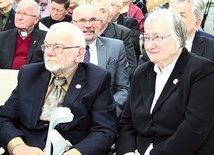 ▲	Andrzej Perlak z żoną Marią (na pierwszym planie) wciąż są bardzo aktywni. Przez odczyty, spotkania i książki starają się upamiętnić ludzi, którzy walczyli o wolną Polskę.