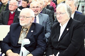 ▲	Andrzej Perlak z żoną Marią (na pierwszym planie) wciąż są bardzo aktywni. Przez odczyty, spotkania i książki starają się upamiętnić ludzi, którzy walczyli o wolną Polskę.