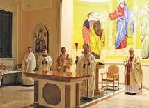 − Tutaj oddajemy doskonałą chwałę Bogu, tutaj dokonuje się nasze odkupienie − mówił o poświęconym ołtarzu metropolita lubelski.