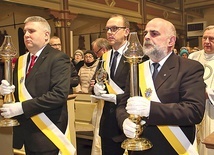 Relikwiarz został wprowadzony do świątyni w procesji przed Mszą św.