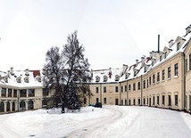 ◄	Do połowy XIX w. zamek był własnością biskupów płockich, potem był m.in. szpitalem, od trzech dekad jest Domem Polonii. 
