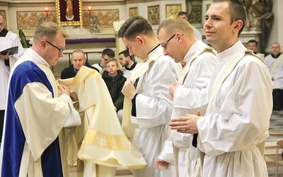 ▲	Kardynał prosił zebranych o modlitwę za nowo wyświęconych, ale też w intencji kolejnych powołań kapłańskich i zakonnych.