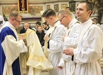 ▲	Kardynał prosił zebranych o modlitwę za nowo wyświęconych, ale też w intencji kolejnych powołań kapłańskich i zakonnych.