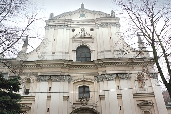 Na fasadzie kościoła przy ul. Kopernika 19 wciąż widnieje herb zakonu karmelitów bosych. Czy mnisi tu wrócą?