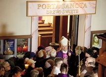 ▼	Wierni od 1 grudnia 2019 r. do 29 listopada 2020 r., przechodząc  przez święte drzwi, wypełniając zwykłe warunki, mogą uzyskać odpust zupełny.