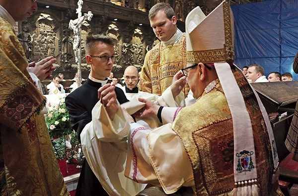 Obrzęd obłóczyn odbywa się co roku. To przełomowy moment formacji w Domu Ziarna. 