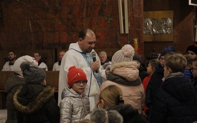 Każdego dnia kapłani przybliżają najmłodszym postać kard. Wyszyńskiego.