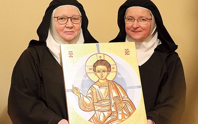 ▲	Siostry karmelitanki z ikoną Emmanuela.
