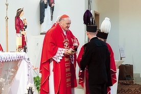 Górnicy przynoszą do ołtarza dary eucharystyczne.