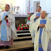 Biskupowi asystował ks. prał Bolesław Klaus i miejscowy proboszcz ks. dr Marek Zaborowski.