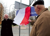 Odsłonięcia tablicy dokonali wspólnie Zbigniew Krupa  oraz Dariusz Bożek.