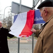 Odsłonięcia tablicy dokonali wspólnie Zbigniew Krupa  oraz Dariusz Bożek.