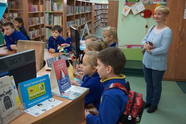 Spacer z cystersem po świdnickiej bibliotece