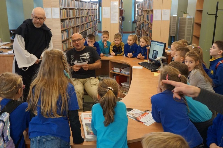 Spacer z cystersem po świdnickiej bibliotece