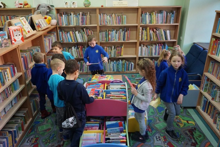 Spacer z cystersem po świdnickiej bibliotece