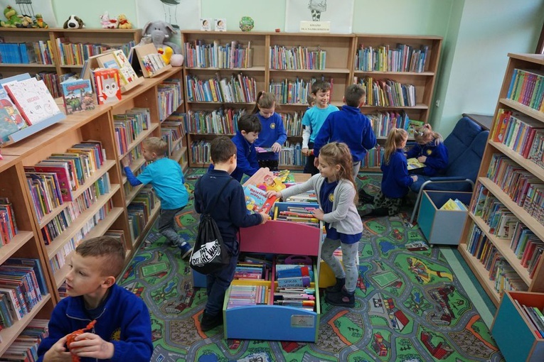 Spacer z cystersem po świdnickiej bibliotece