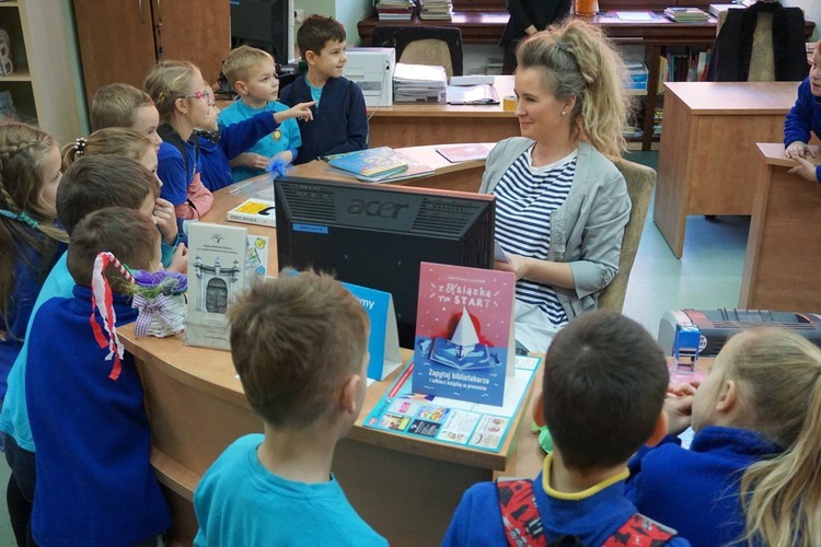 Spacer z cystersem po świdnickiej bibliotece